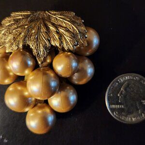 VINTAGE Elegant faux Gold Pearl GRAPES with Leaf Broach